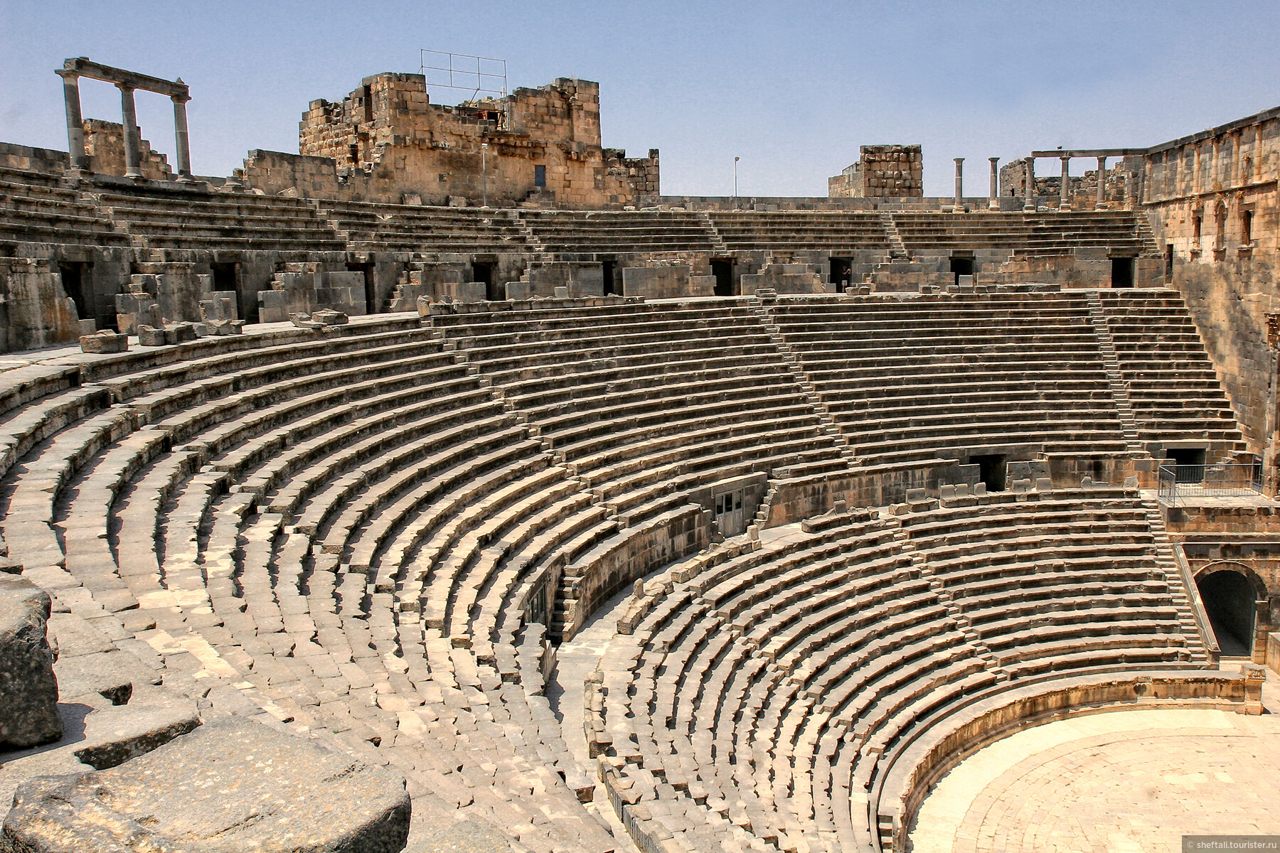 Амфитеатром домов. Босра Сирия амфитеатр. Римский театр в Босра. Римский театр в Босре, Сирия. Римский амфитеатр в Босре.