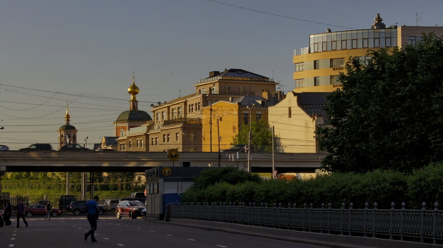 вид на подворье Троице-Сергиевой лавры и третье транспортное кольцо от Цветного бульвара 