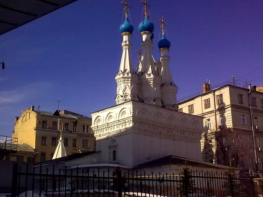тыльная сторона храма Рождества Пресвятой Богородицы в Путинках