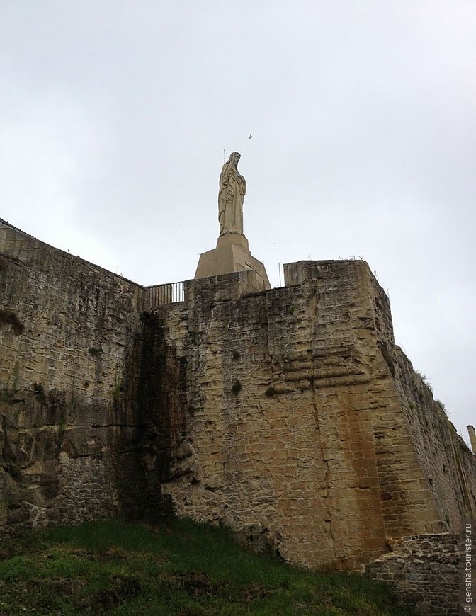 Замок Ла-Мота на горе Ургуль, у подножия статуи Христа