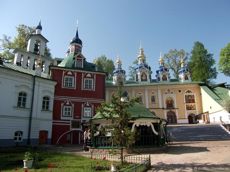 На главной площади Псково-Печерского монастыря