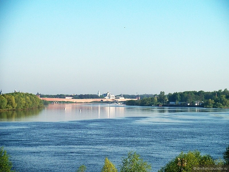 Вид на новгородский кремль от мостовых опор