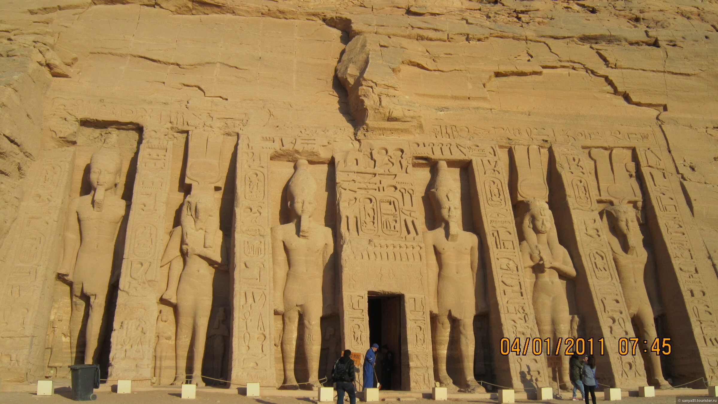 Ancient egypt. Древний Египет Абу Симбел. Статуи у гробниц фараонов Египта. Храм Нефертари. Храм Нефертари в Египте.