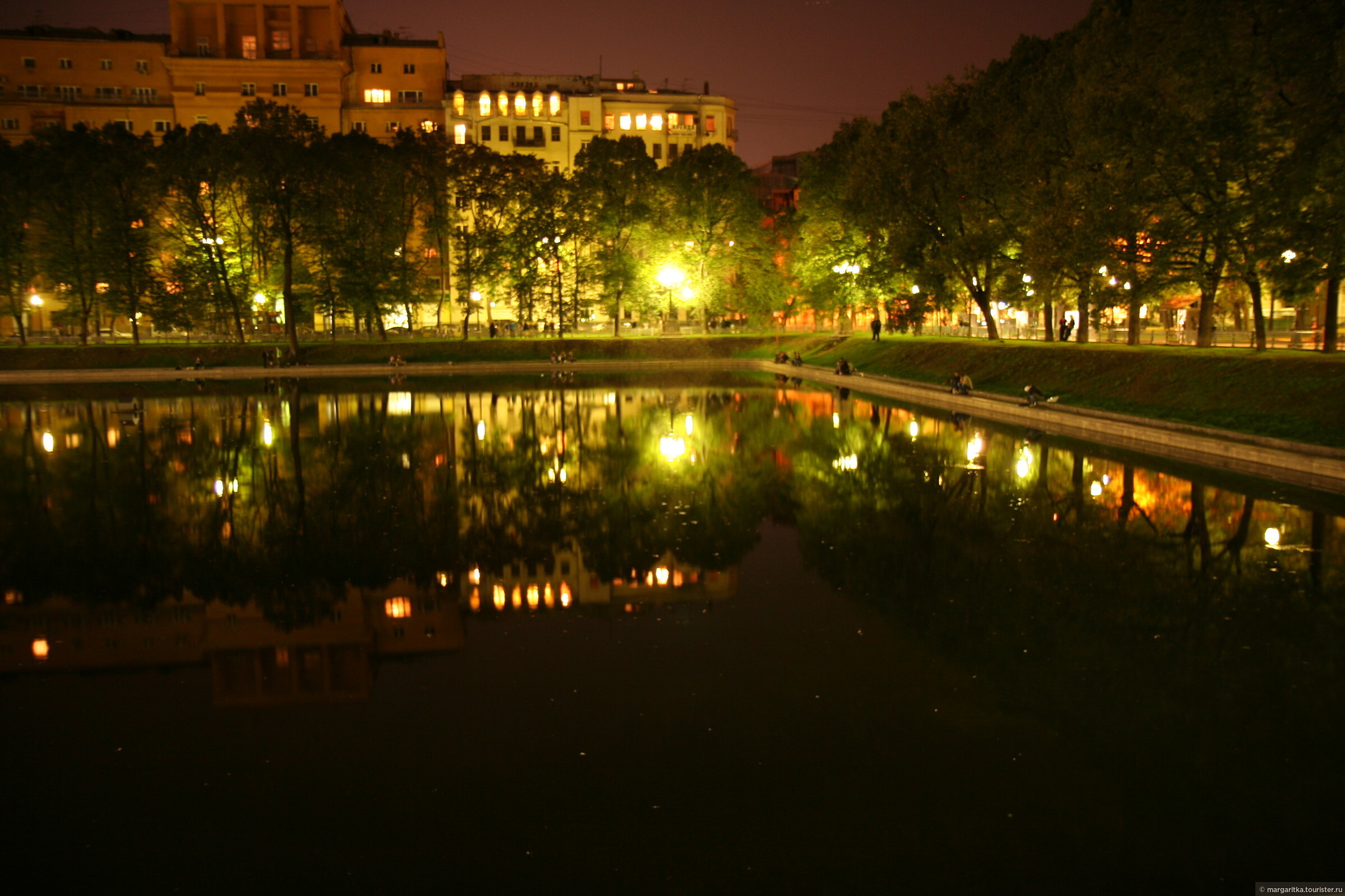 Ночные ли. Патриаршие пруды амфитеатр. Патриаршие пруды Москва ночью. Estetic Патриаршие пруды. Патриаршие пруды осень вечер.