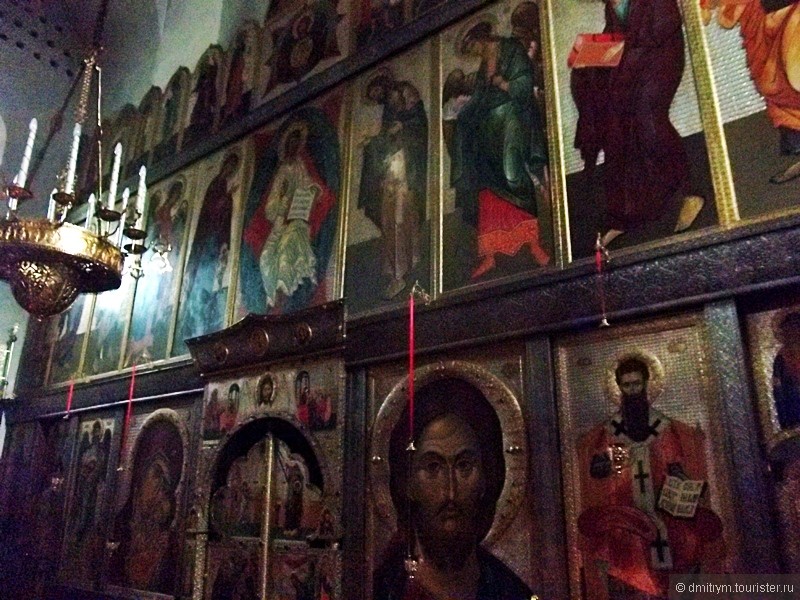 Иконостас церкви Василия на Горке. В отличие от Новгорода храмы Пскова переданы церкви. В них нет фресок, только белёные стены и сумрачные иконостасы