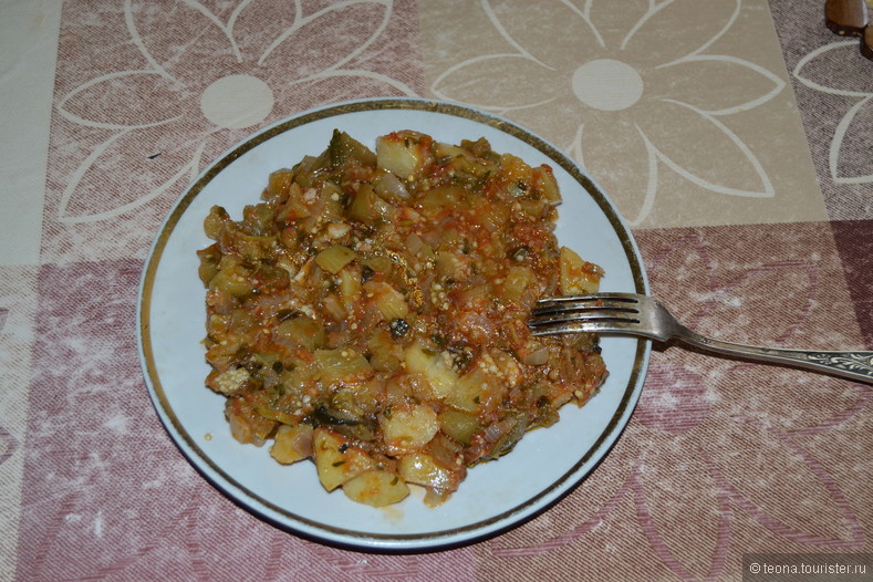 Аджапсандал - летнее грузинское блюдо из баклажан и овощей.
