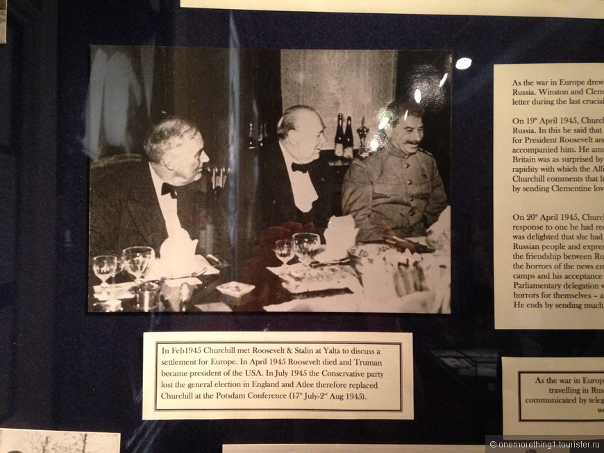 Известная фотография прошлого века: Сталин, Черчиль и Рузвельт подписывают мировой договор.