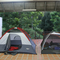 По строгим правилам национального парка Кхао-Яй ставить палатки можно только в специально отведенных для этого местах. Ближайший официальный кемпинг находится всего в 1 км от центра посетителей нацпарка.