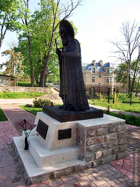 Памятник игумену Корнилию у входа в монастырь