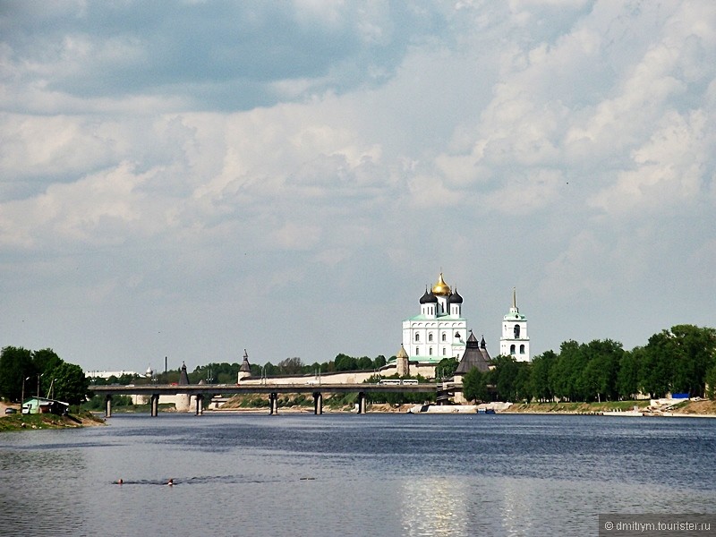 Панорама реки Великой с вездесущим Троицким собором