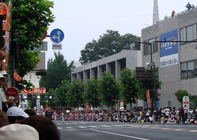 Центральная улица г. Мориока заполнена горожанами и туристами, пришедшими полюбоваться на праздничное шествие