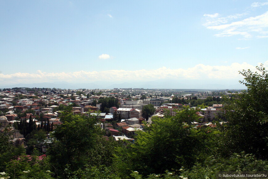 Вид на Кутаиси с холма, на котором стоит Баграти