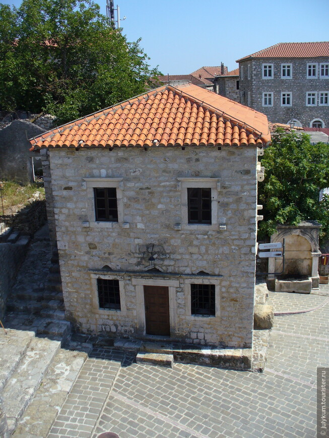 Археологический музей и турецкий питьевой фонтан с высоты крепостных стен.