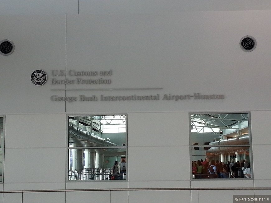 Аэропорт Хьюстона им. Джорджа Буша - второй по площади в США после аэропорта в Далласе. Назван в честь 41-го президента США Джорджа Г.У. Буша (отца Джорджа Буша младшего)