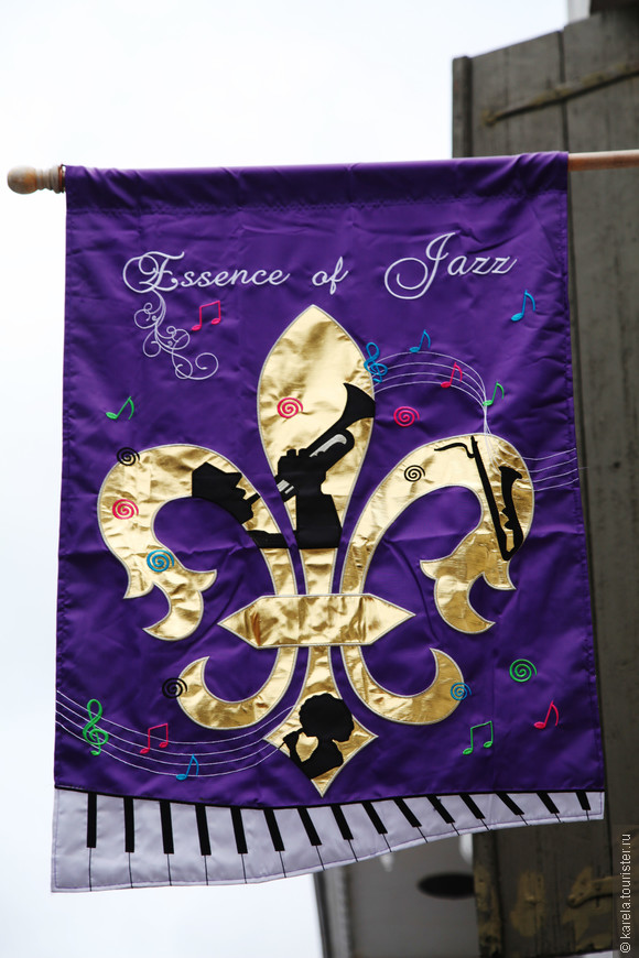 Королевская лилия - символ Французского квартала
