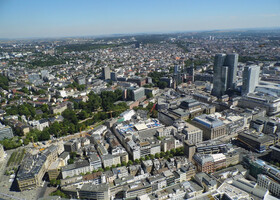 Франкфурт с небоскреба — финансовый центр Германии.