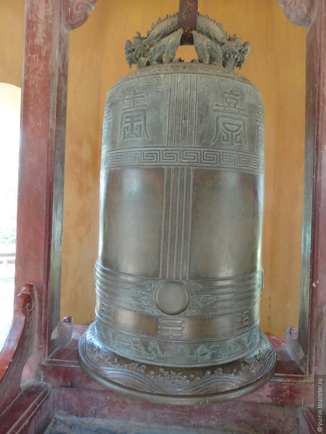 Большой колокол Дай Хонг Чунг (высота 2,5 м,вес 2050 кг.)