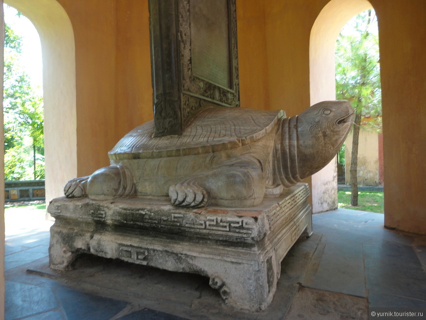 Черепаха со стелой на спине,на которой записана история храма Тьен Му.
