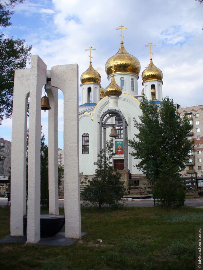 Памятник ликвидаторам последствий аварии на Чернобыльской АЭС возле церкви Державной иконы Божьей Матери.