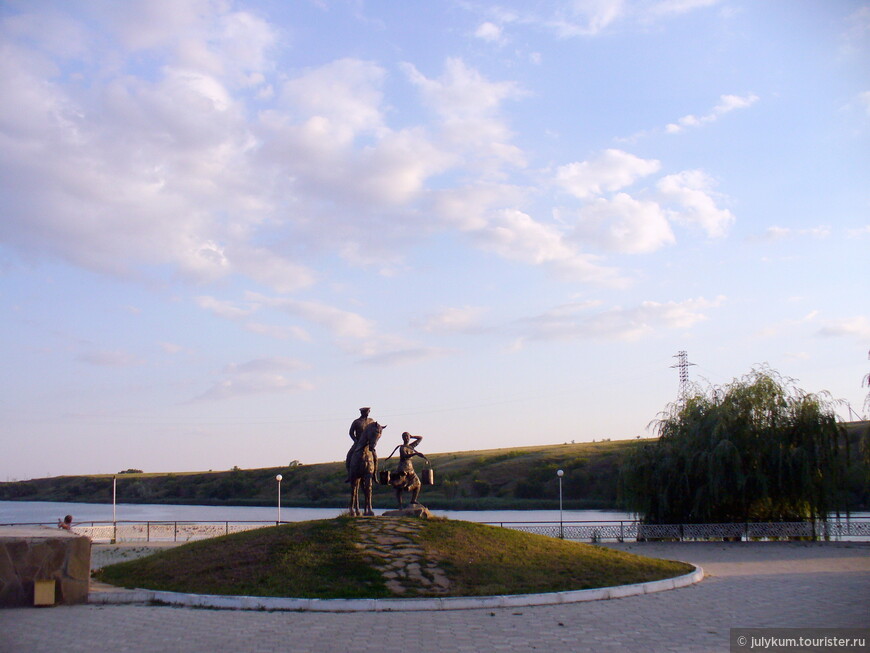 Вид на памятник Григорию и Аксинье из Тихого Дона и  на стрелку рек Калитвы и Северского Донца.