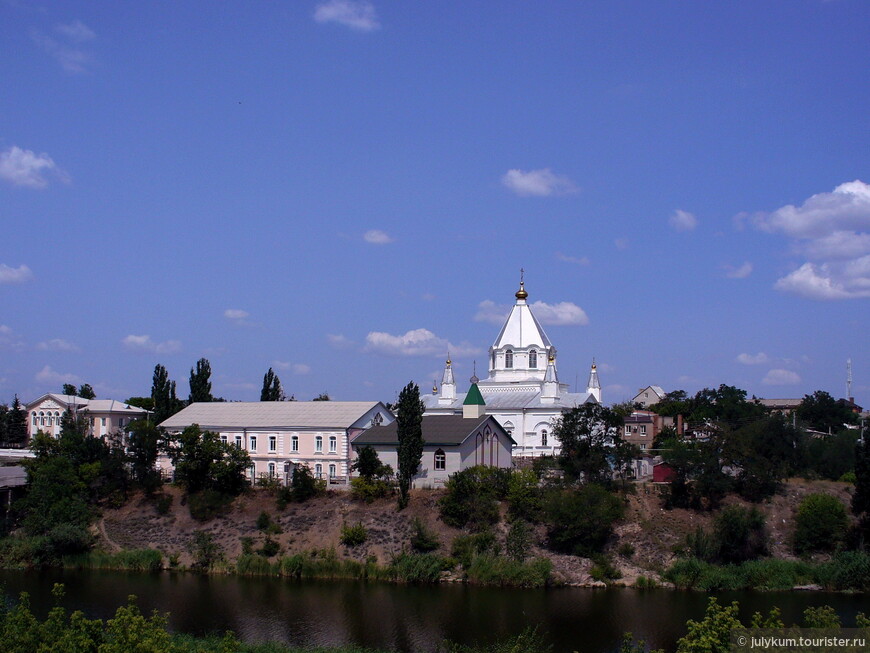 Вид на Свято-Введенский храм и старообрядческую церковь со стороны реки Калитвы.