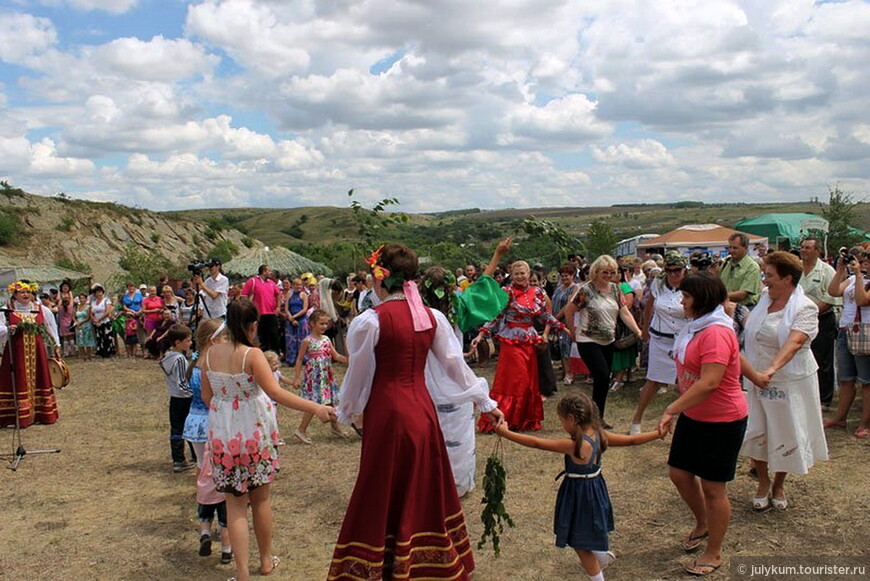 Троицкие гуляния в хуторе Дядине
Фотография с сайта www.kalitva.ru