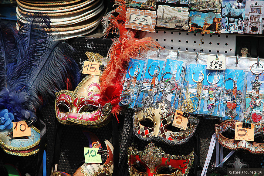 Дешевые китайские маски, которые продаются на сувенирных развалах у площади Сан-Марко