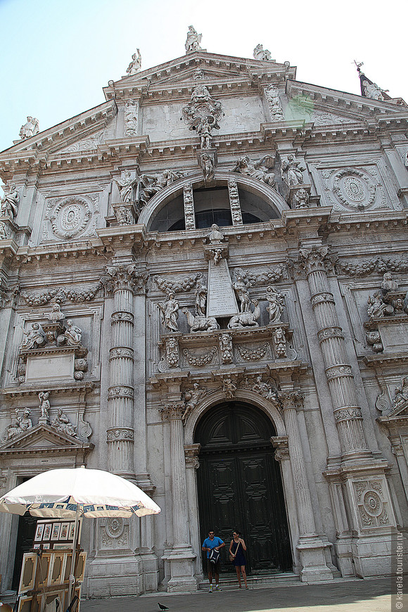 Нарядный фасад барочной церкви Святого Моисея, названной самой неуклюжей постройкой Венеции из-за перегруженности деталями и излишней помпезности 
