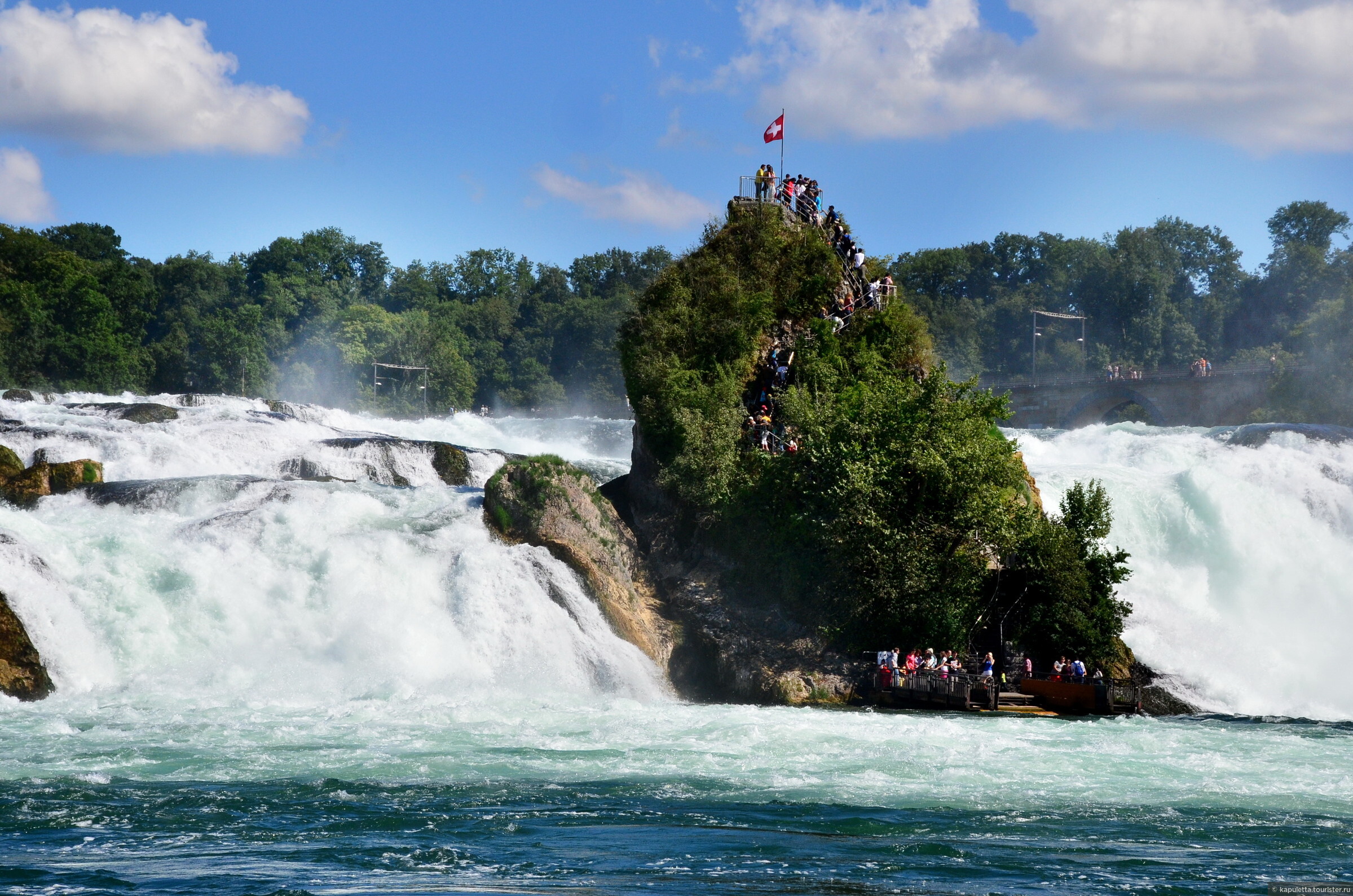Большой водопад в европе. Рейнский водопад. Rheinfall Швейцария. Шаффхаузен водопад. Рейнский водопад Шаффхаузен.