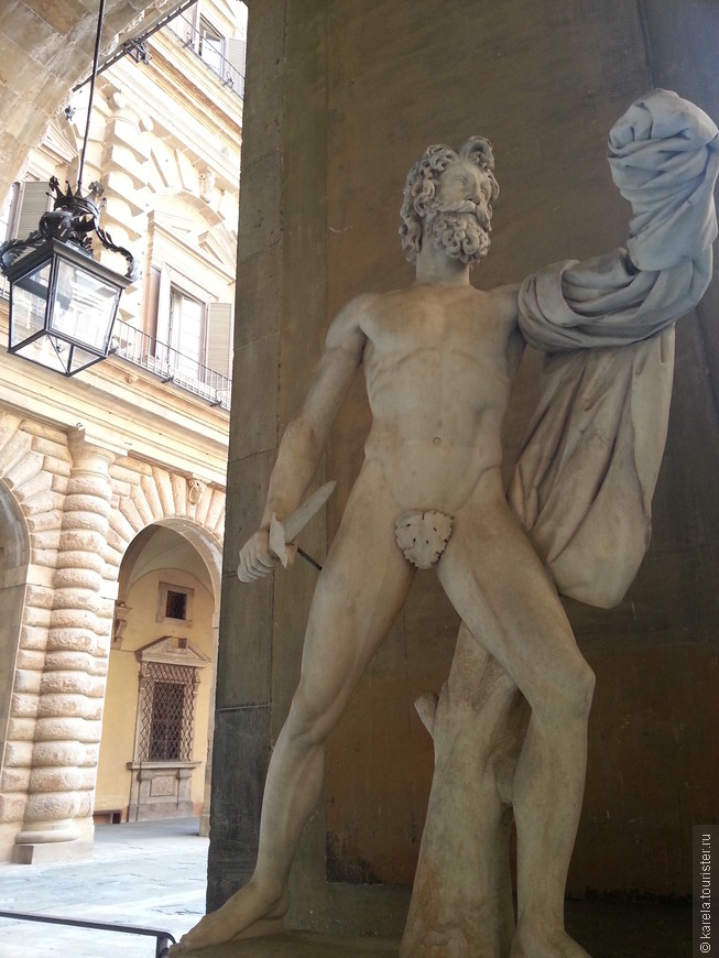 Скульптура в галерее Палаццо Питти