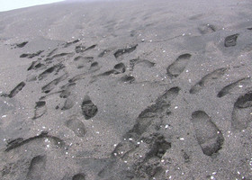 А вот и он - чудодейственный и лечебный магнитный черный песок. Теперь понятно почему море называется Черным)))