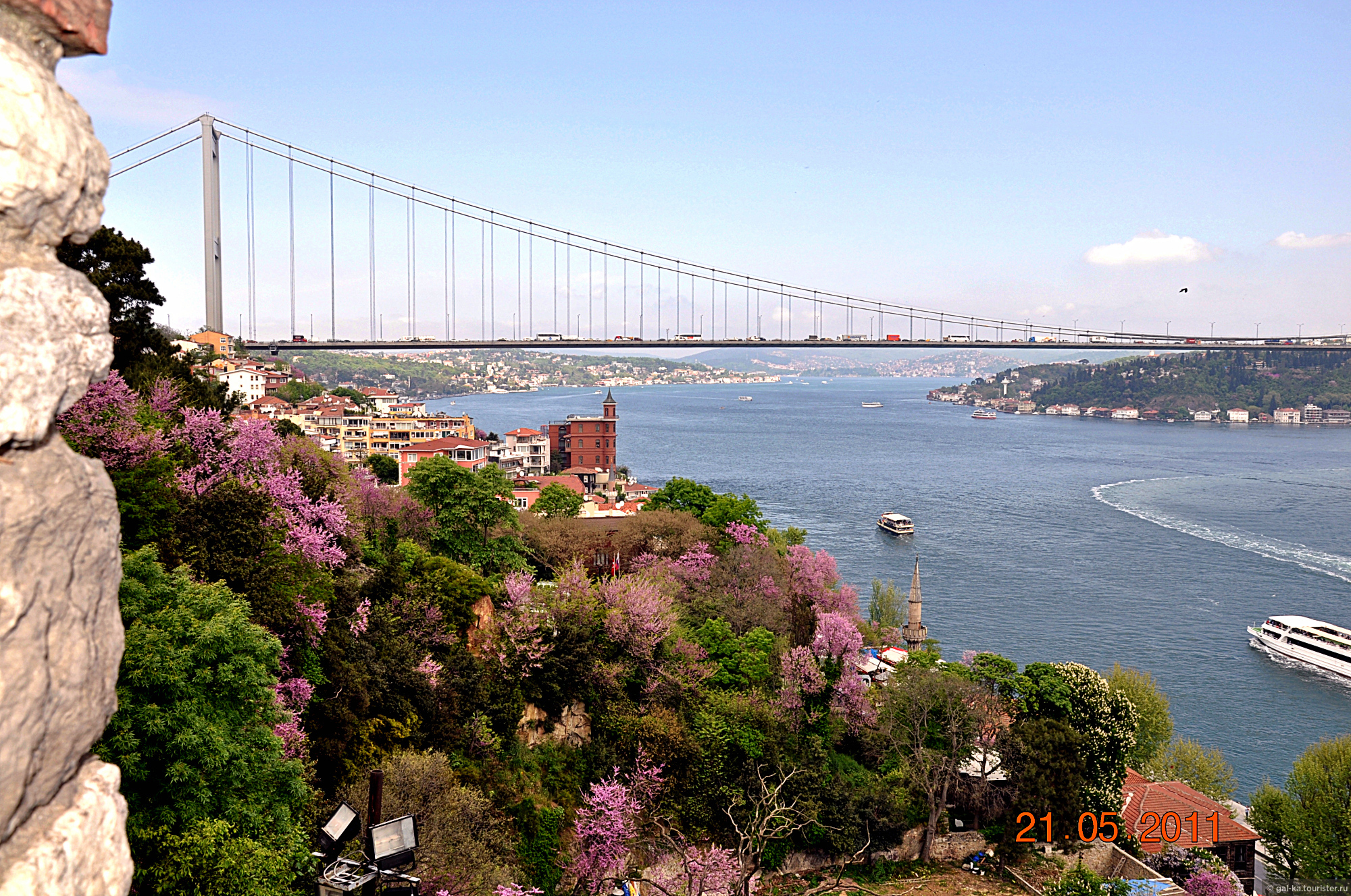 Стамбул находка. Солнечный Стамбул. Турция Стамбул мост через Босфор.