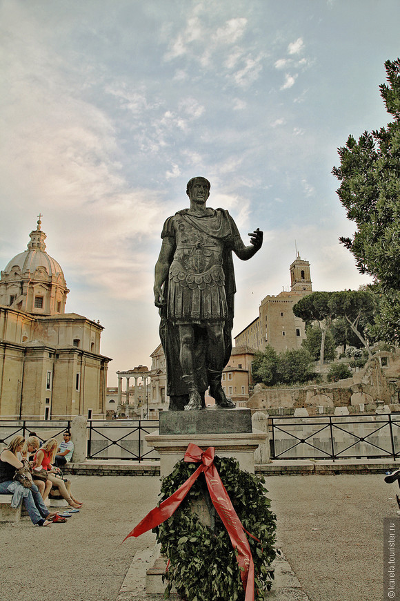 Статуя Гая Юлия Цезаря перед Римским форумом 