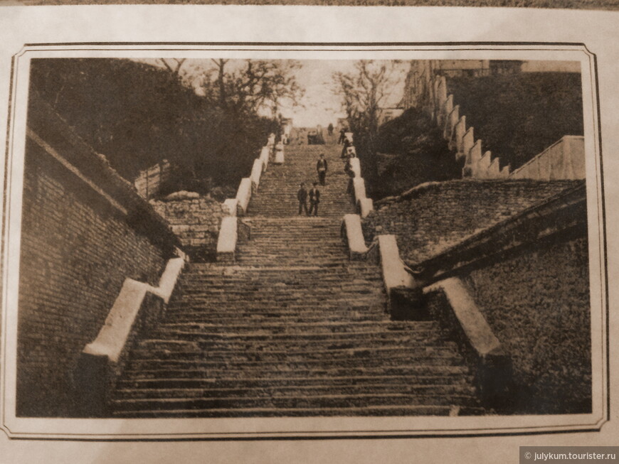 Дореволюционное фото лестницы на открытке, выпущенной к одному из юбилеев Таганрога.