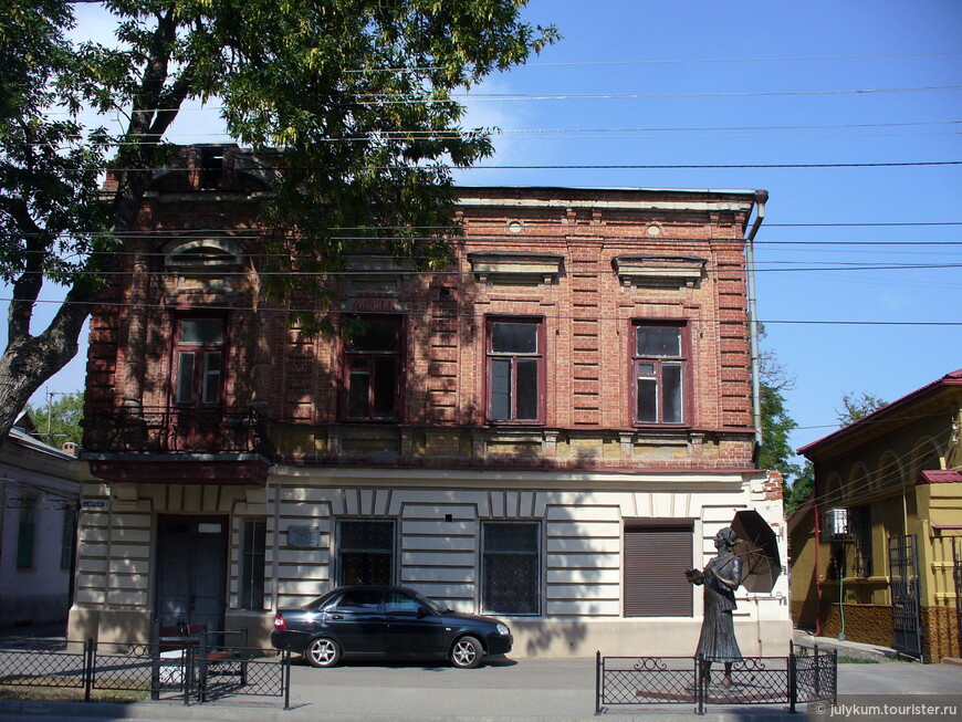 Дом Фаины Раневской находится по адресу: ул. Фрунзе, д. 10.