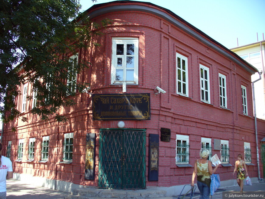 Находится по адресу: ул. Александровская, д. 100 (угол пер. Гоголевского и ул. Александровской).