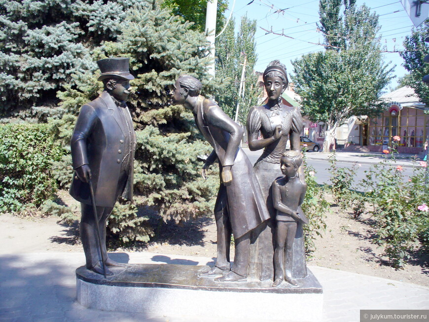 Скульптурная группа по мотивам рассказа Толстый и тонкий работы Давида Бегалова. Находится напротив лавки Чеховых.