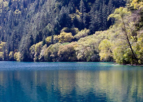 Озеро в долине Цзючжайгоу