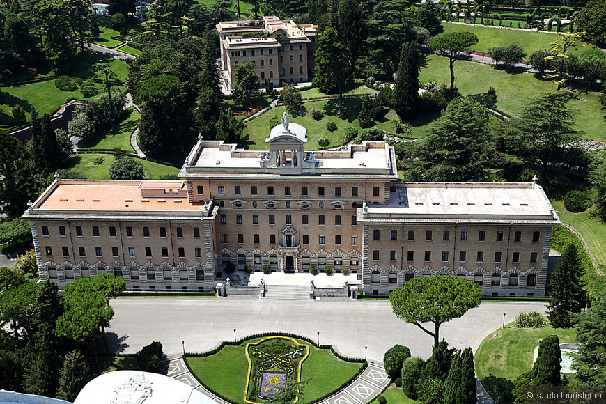 Резиденция Папы Римского с высоты собора Святого Петра
