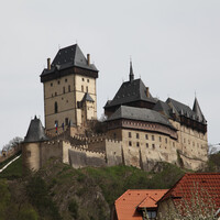 Карлштейн - готический замок, задуманный императором Карлом IV (самым известным правителем родом из Праги)