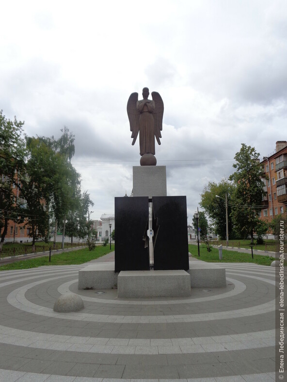 Памятник, посвященный нижегородцам-ликвидаторам аварии на Чернобыльской АЭС.