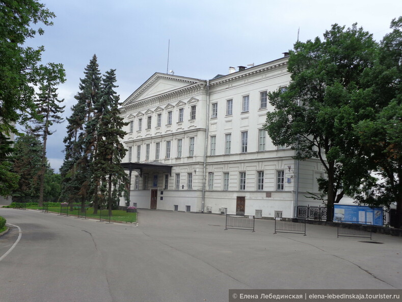 Главное здание Историко-архитектурного музея-заповедника, которое находится на территории кремля.