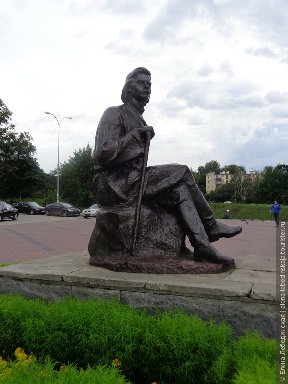 Памятник М. Горькому.