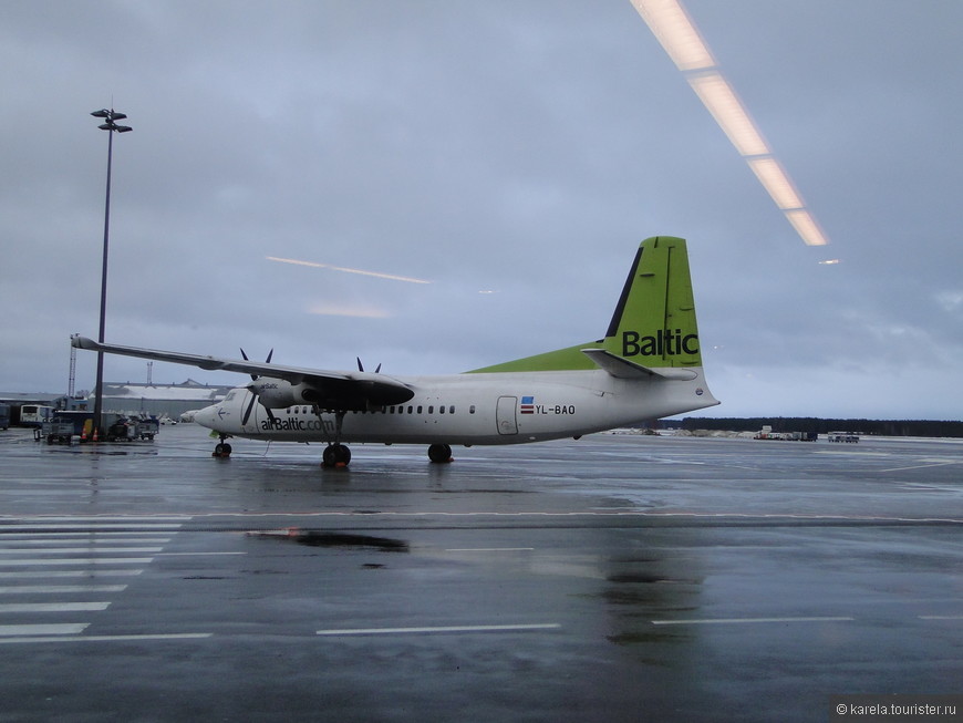 Винтовой самолет AirBaltic. Лететь из Риги в Таллин около часа
