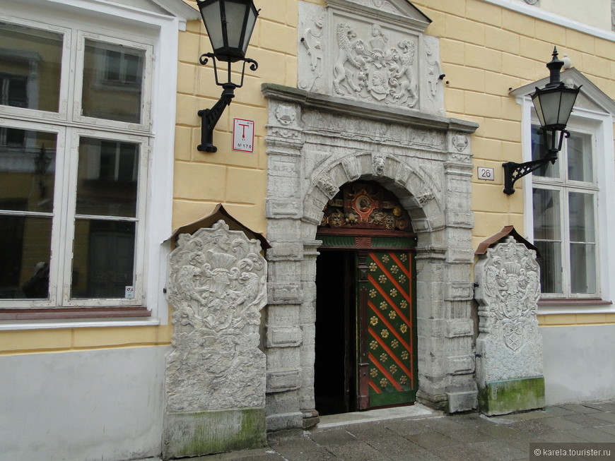 Вход в дом купцов Черноголовых на улице Пикк в Таллине