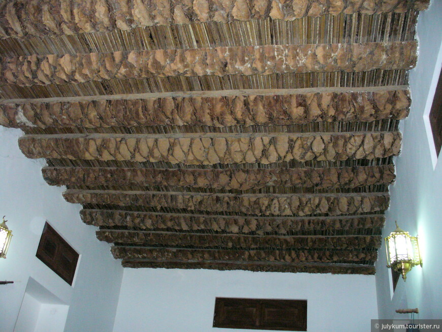 Потолочные балки - из стволов финиковых пальм.