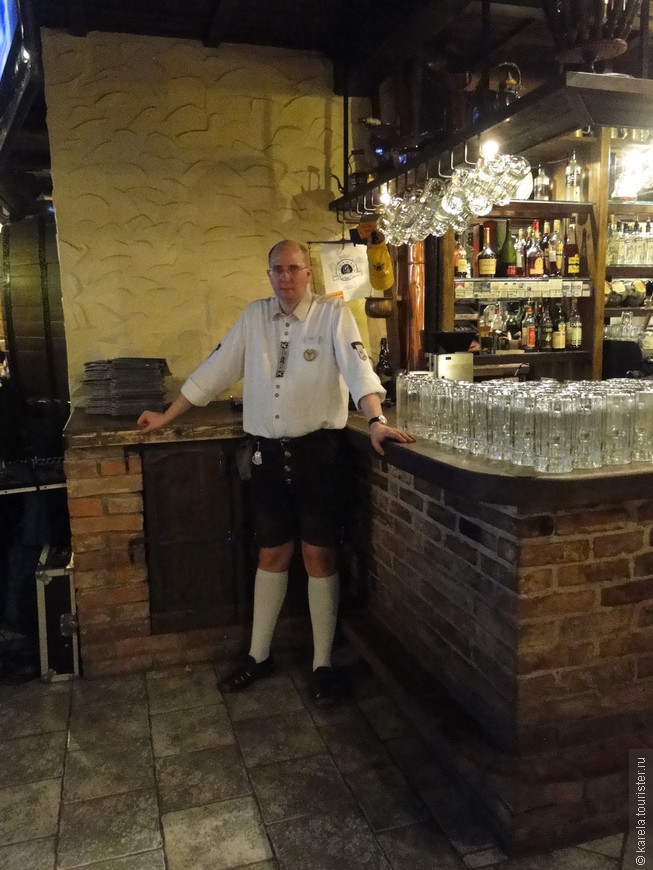 Официант в ресторане-пивоварне BeerHouse в Таллине