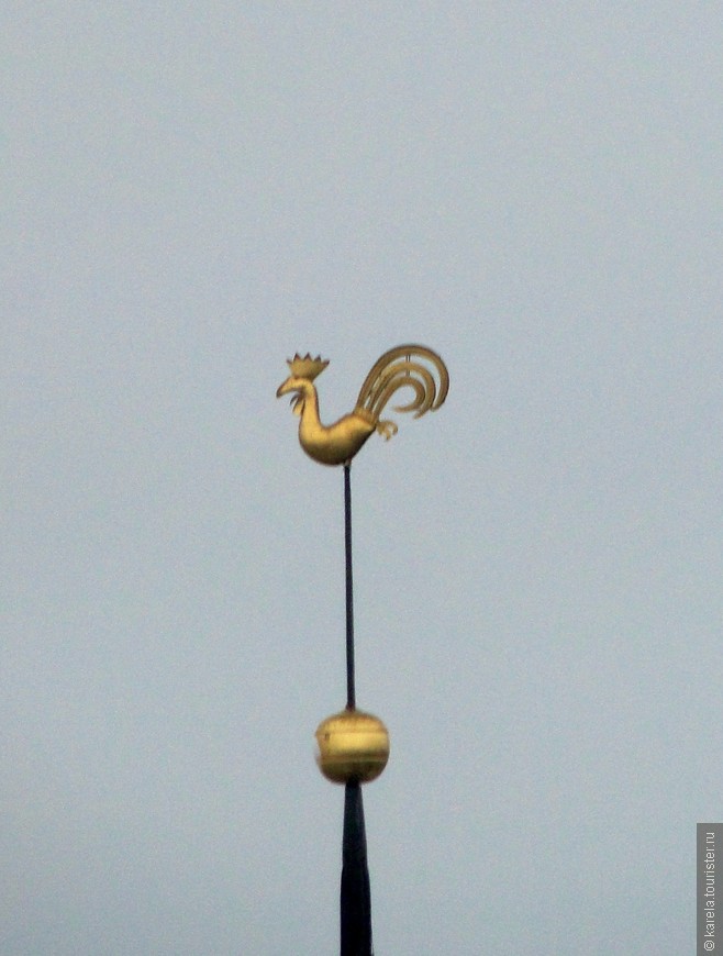 Петушок на Рижском Домском соборе установлен на шпиле в 1980 году (оригинал упал после бомбежки во время Второй мировой, но уцелел и хранится в Крестовой галерее)