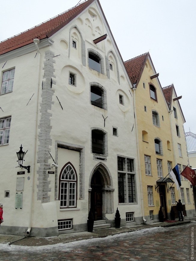 «Три сестры» (эст. Kolm Õde) — архитектурный ансамбль XIV века на улице Пикк,  бывший купеческий дом, ныне фешенебельная гостиница