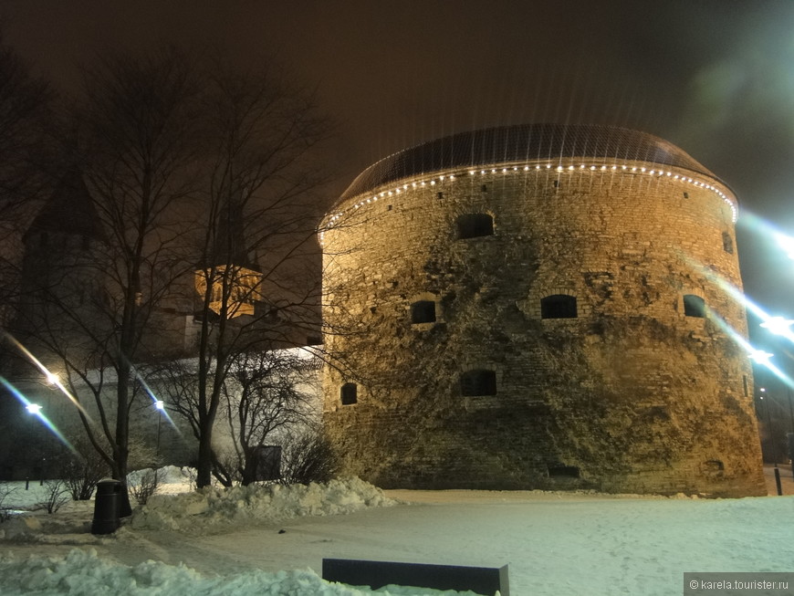 Башня Толстая Маргарита (эст. Paks Margareeta) — башня Таллинской городской стены, находящаяся в конце улицы Пикк. Башню выстроили в 16 веке в оборонительных целях. В 19 ее начали использовать в качестве тюрьмы